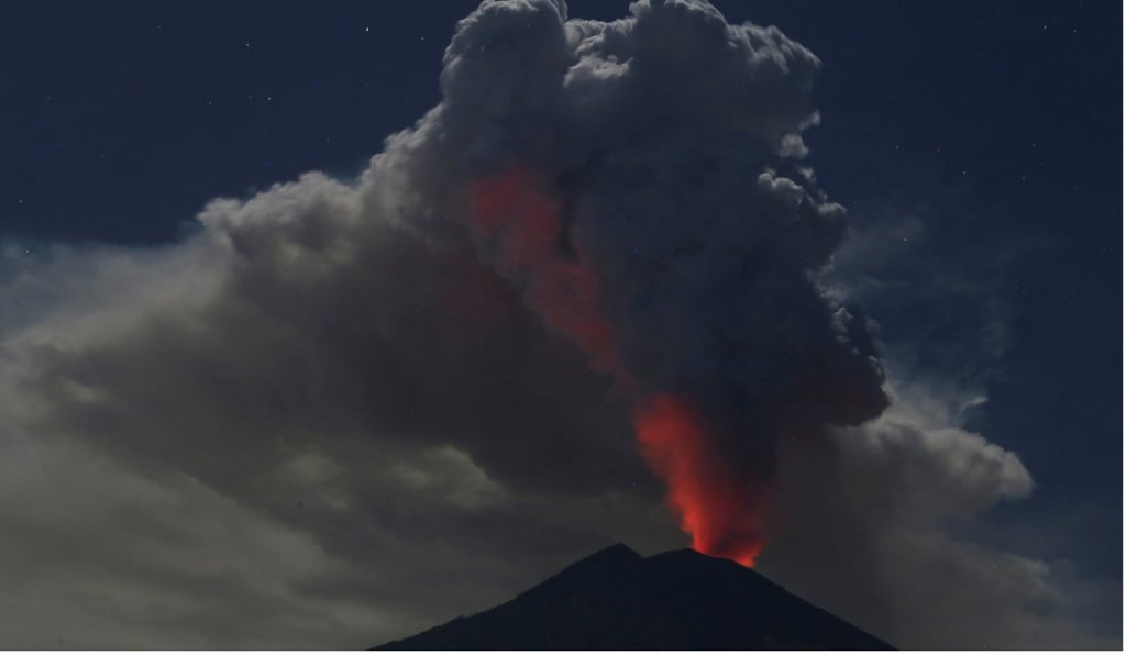Mount Agung volcano spews hot volcanic ash into the air on June 29, 2018. Photo: Reuters
