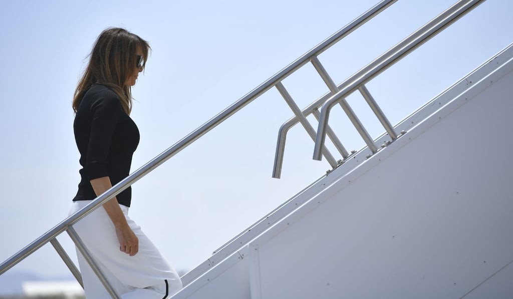 US First Lady Melania Trump boards a plane to leave at Tucson Davis Monthan Air Force Base in Tucson, Arizona on June 28, 2018, where she was visiting migrant facilities in the area. / AFP PHOTO / MANDEL NGAN