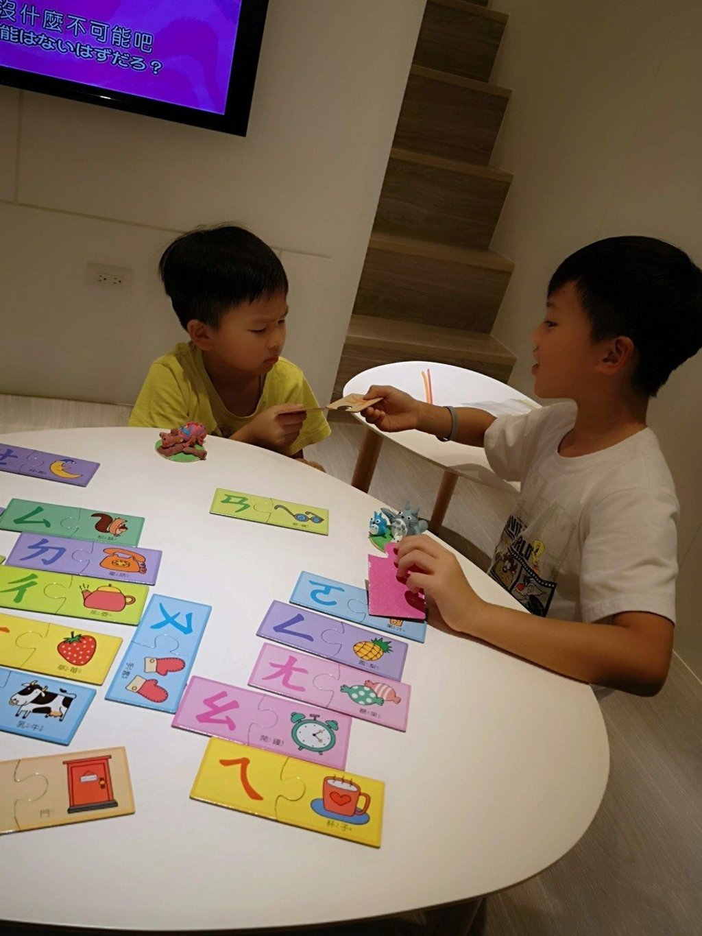 Picture cards illustrate Zhuyin characters and encourage youngsters to read Chinese.