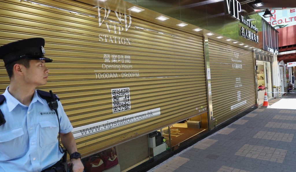 An officer stands guard outside VIP Watch & Jewellery at the corner of Hankow Road and Haiphong Road. Photo: Sam Tsang
