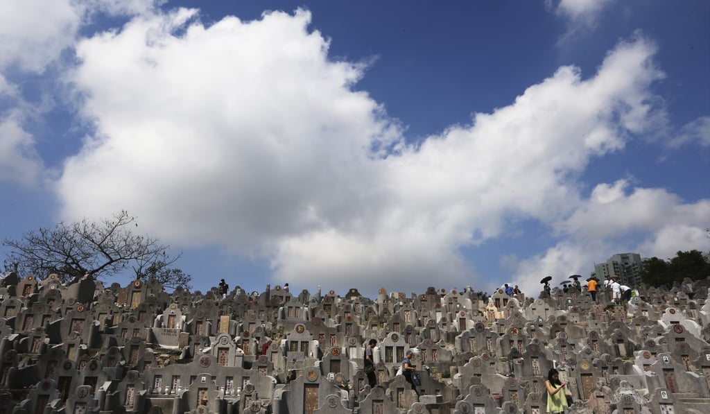 People at Diamond Hill Cemetery sweep graves and burn offerings to pay homage to their ancestors during Ching Ming Festival. Photo: Sam Tsang