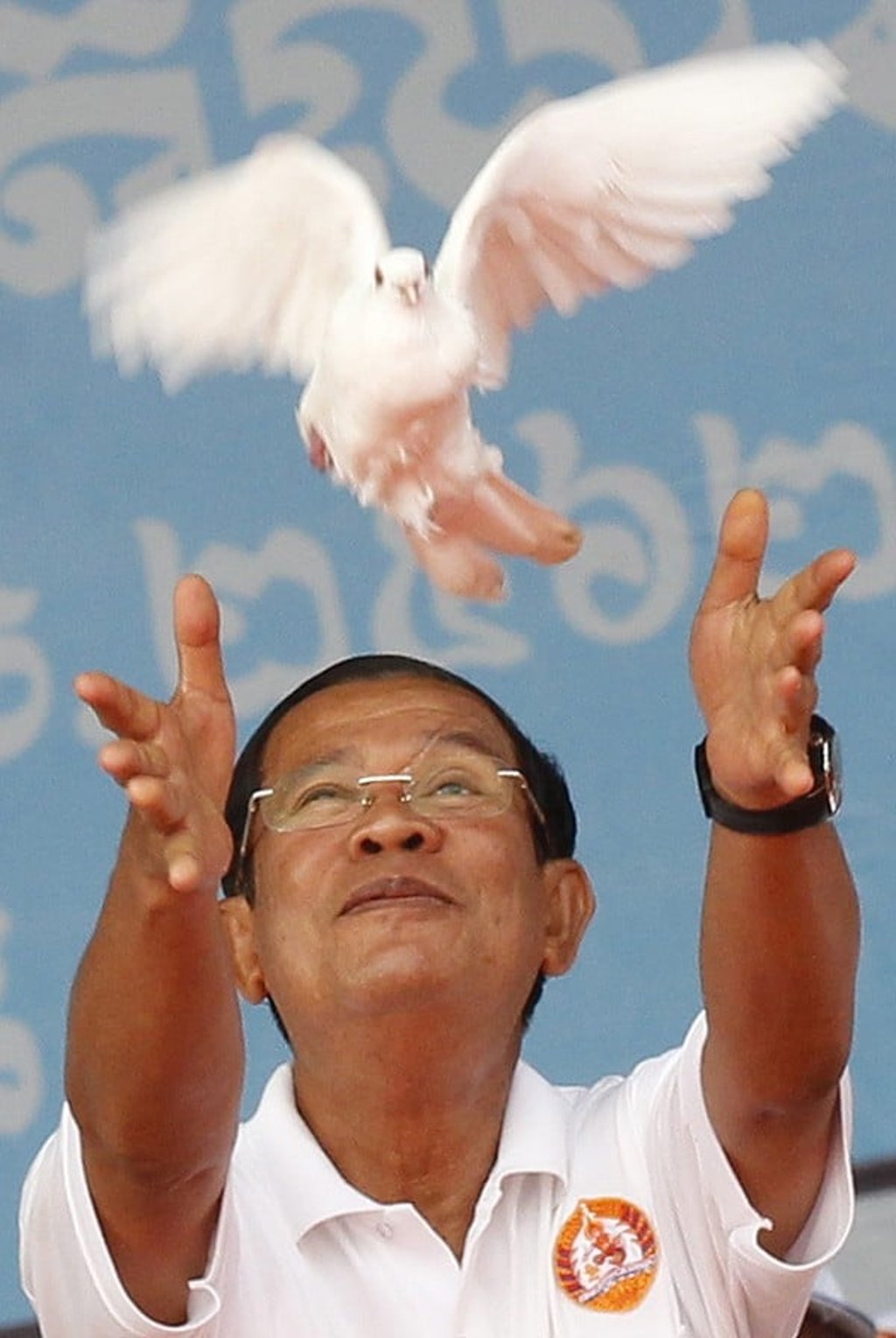 Cambodian Prime Minister Hun Sen releases a dove. Photo: EPA Cambodian Prime Minister Hun Sen releases a dove. Photo: EPA