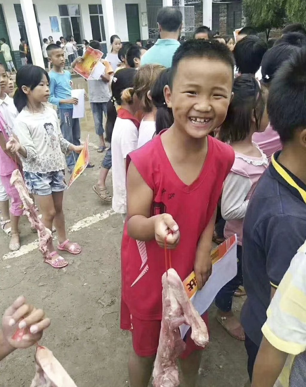 Photos of the beaming children with their certificates and pork were shared on social media. Photo: Thepaper.cn