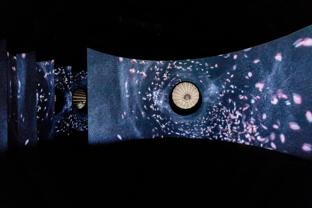 Background images of Japan’s famous cherry blossoms, which inspired the Chant du Printemps, are added courtesy of a wide video installation showing cherry blossoms flying about.