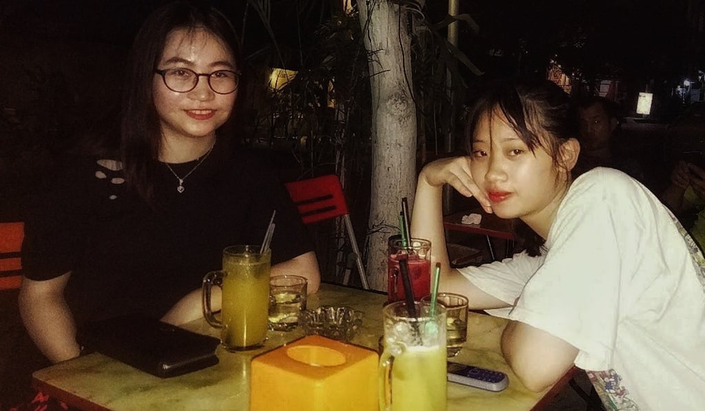 Duong Ha. left, supports Russia while her friend Do Trang is drawn to Germany’s “handsome” players. Photo: Ceritalah Asean