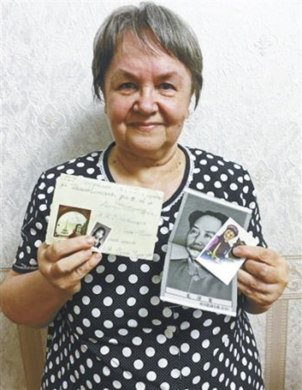 Lyudmila Mitricheva Ivanova with the correspondence she had kept since her school days. Photo: kaixian.tv