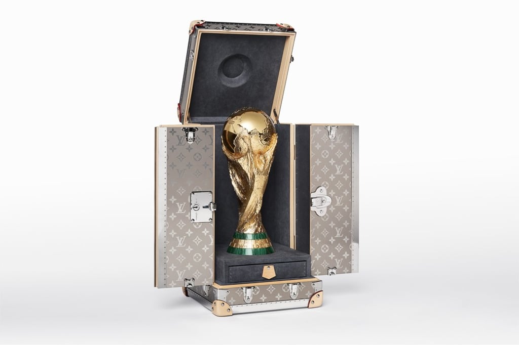 Chinese soccer fans in Moscow had the chance to see the World Cup trophy last month when the TsUM department store promoted its flash football merchandise sale on WeChat.
