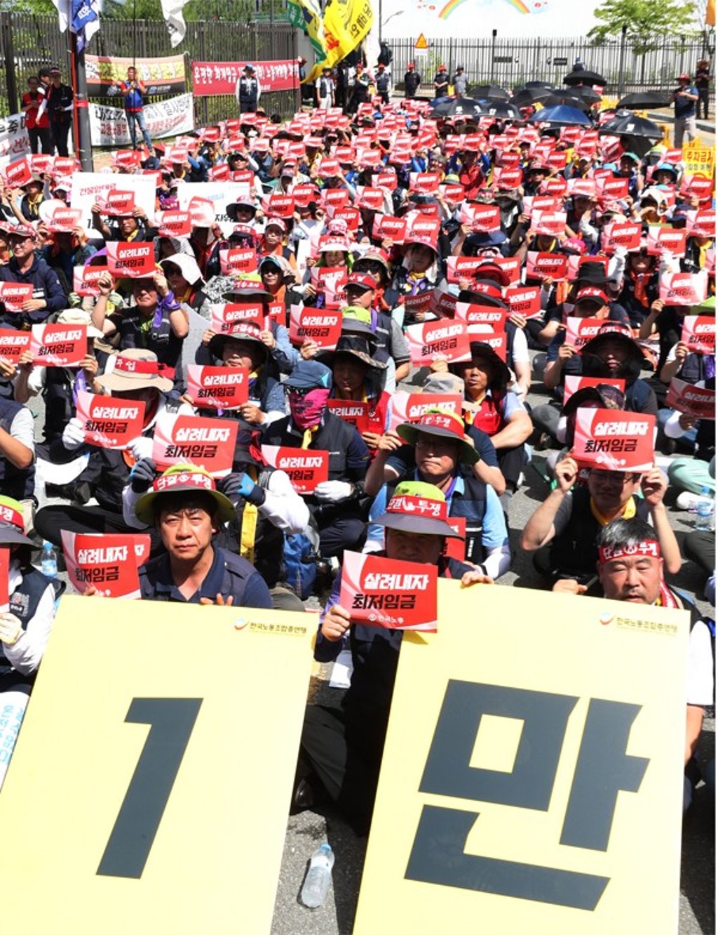 Members of the Korean Confederation of Trade Unions calling for the minimum wage to be increased to 10,000 won (US$8.9) per hour on July 13, 2018. Photo: EPA Members of the Korean Confederation of Trade Unions calling for the minimum wage to be increased to 10,000 won (US$8.9) per hour on July 13, 2018. Photo: EPA