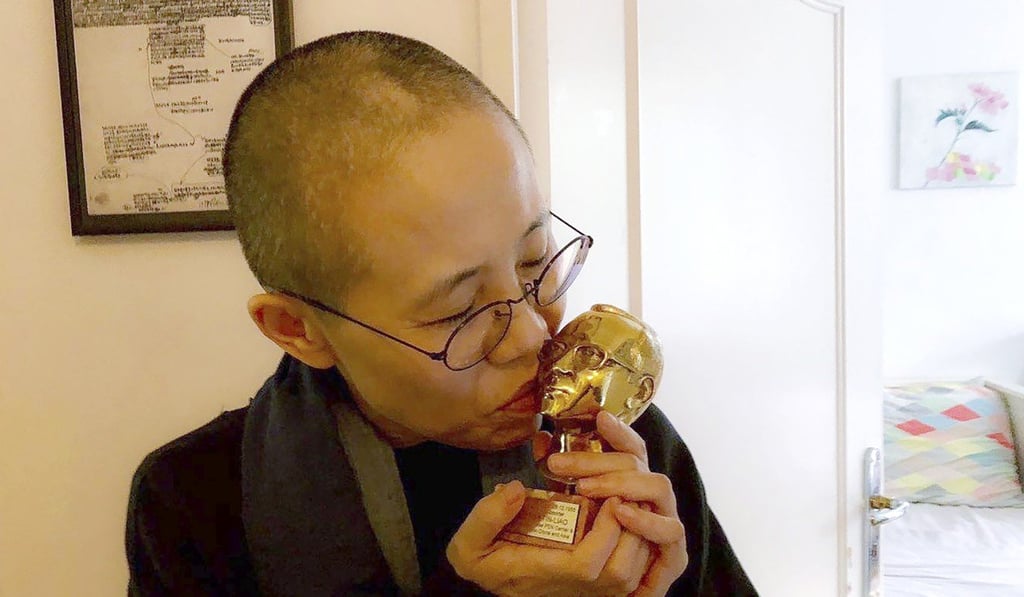Liu Xia kissing a statue of late husband. She was said to have remembered her husband in private on Friday. Photo: Independent Chinese Pen Centre