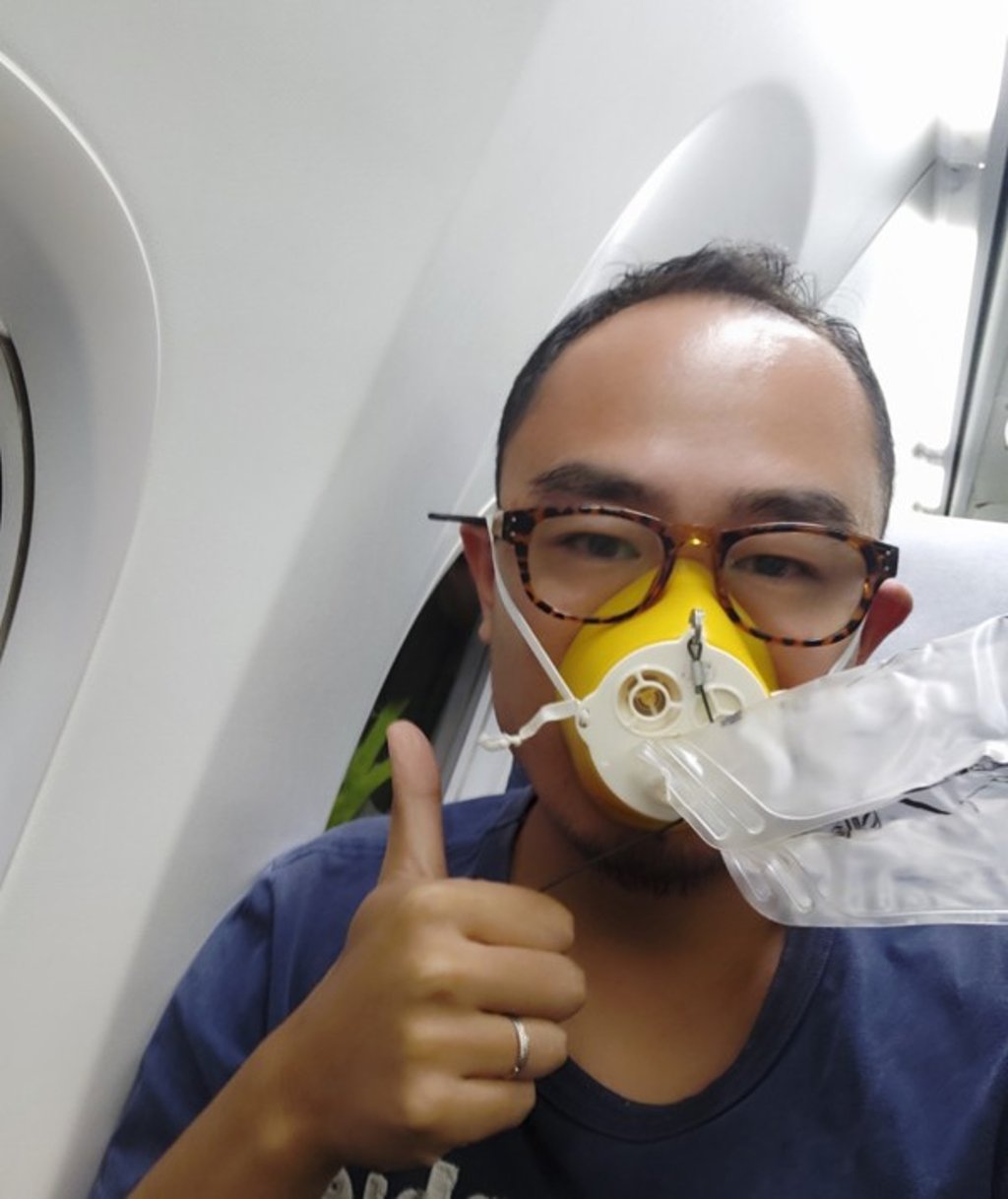 A passenger donning an oxygen mask on the Air China CA106 flight from Hong Kong to Dalian. Photo: Weibo