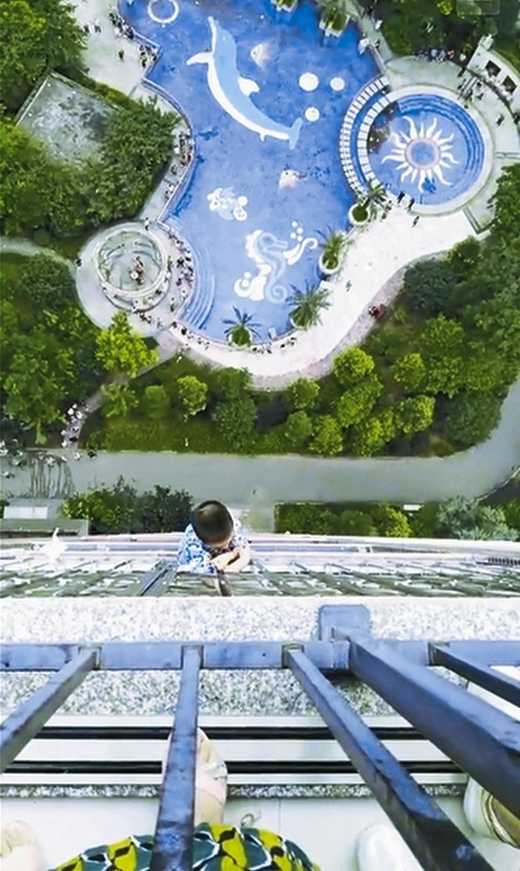 The boy’s family told police that no one was home when he woke up, and he was trying to see outside from the balcony when he fell. Photo: dzrbs.com