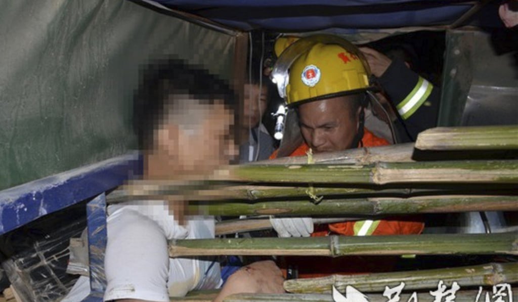 This motorcyclist is recovering after being impaled following the collision. Photo: News.cnhubei.com