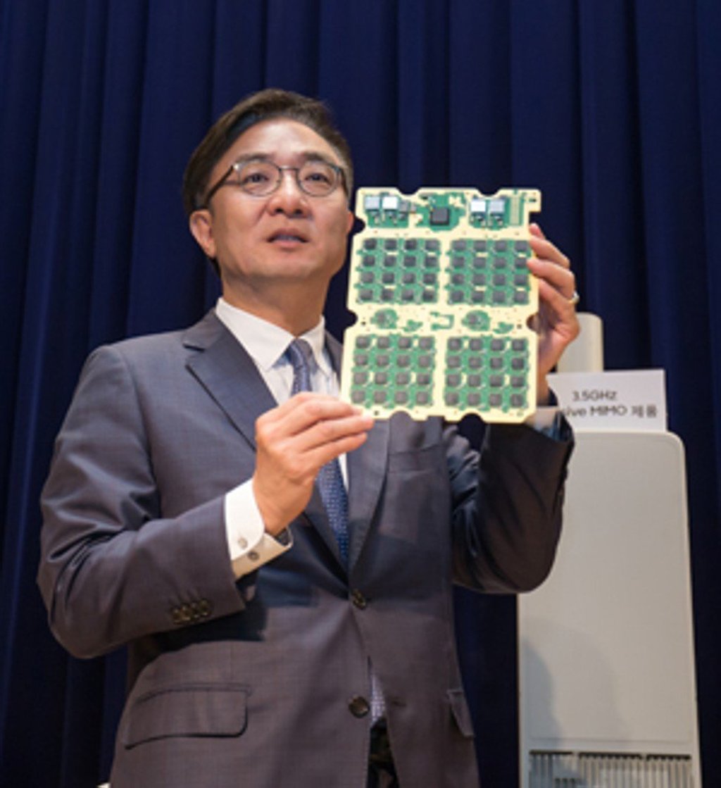 Kim Young-ky, head of Samsung Electronics' network business, introduces the 3.5-gigahertz band 5G equipment.