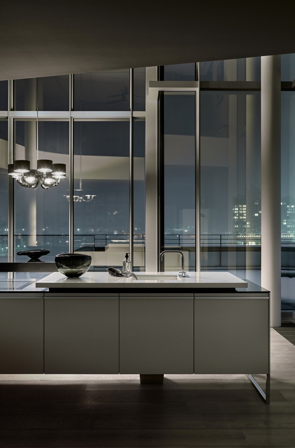 Poggenpohl’s +Venovo design concept ‘was developed from interior furnishings to enable its homogeneous integration into an existing, open ambience adaptable to a variety of living situations’.