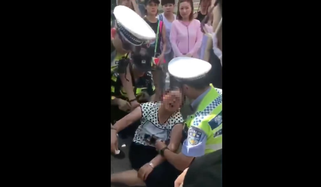 The wife is consoled by police officers after the row. Photo: Weibo