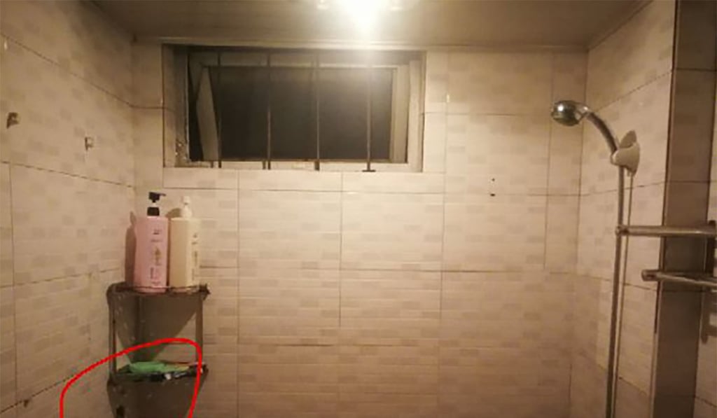 The hole in the kitchen looked into the adjacent bathroom. Source: 163.com