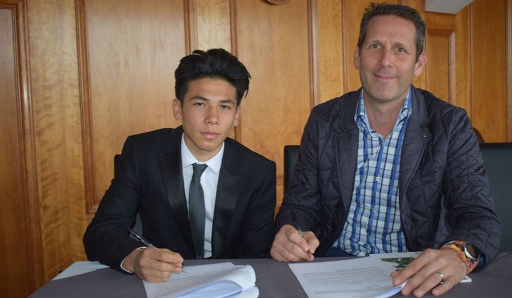 Benjamin Davis signs his contract with Fulham in 2017. Photo: Fulham FC Benjamin Davis signs his contract with Fulham in 2017. Photo: Fulham FC