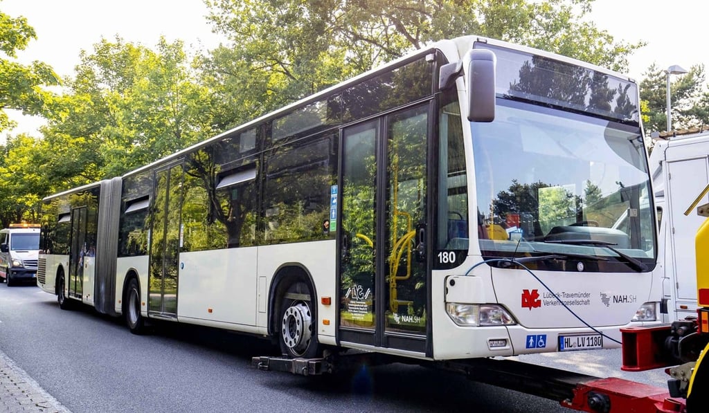 The bus is towed away from the scene. Photo: EPA-EFE