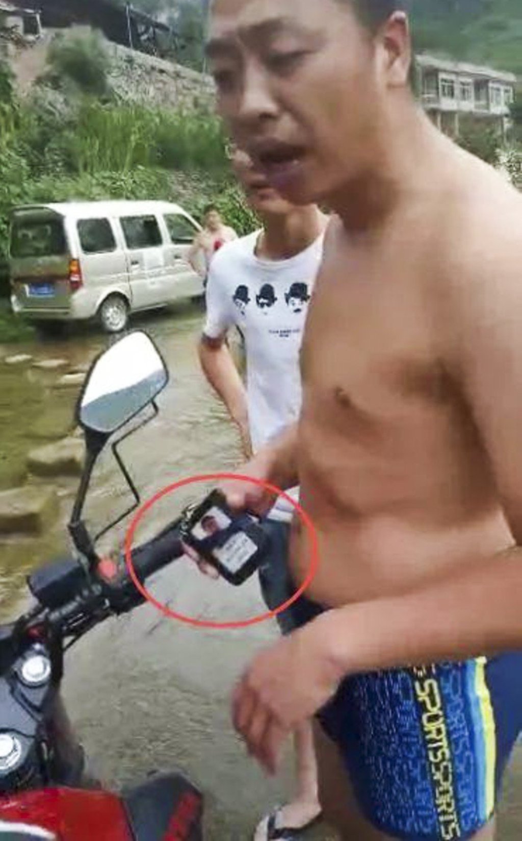 Even when Shui Wenchao produced his police ID, the motorcyclist did not believe him. Photo: news.163.com