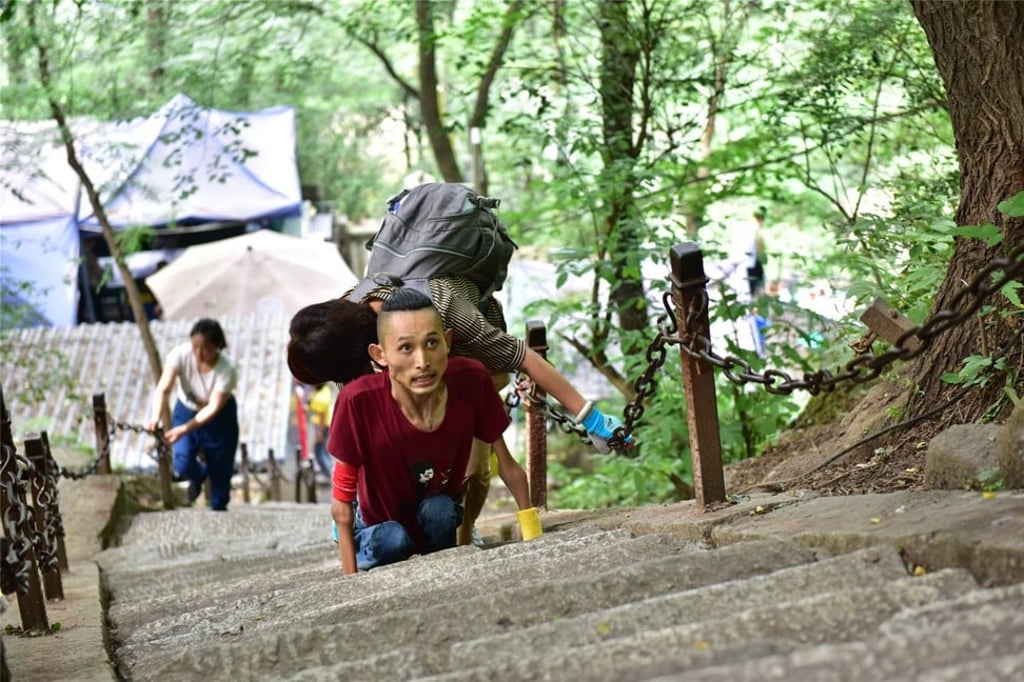 Zhang said the steps to the summit “became steeper as I climbed higher and sometimes [the rise] was as long as my legs”. Photo: Kuaibao.qq.com