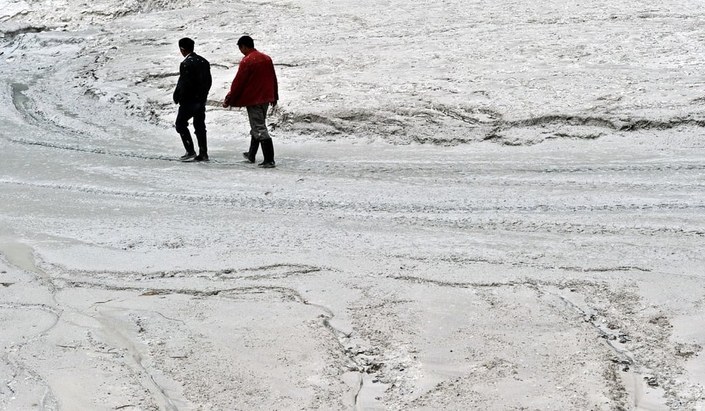 Local residents walk on mercury-contaminated soil in Wanshan town, Guizhou province. Photo: Imagechina Local residents walk on mercury-contaminated soil in Wanshan town, Guizhou province. Photo: Imagechina