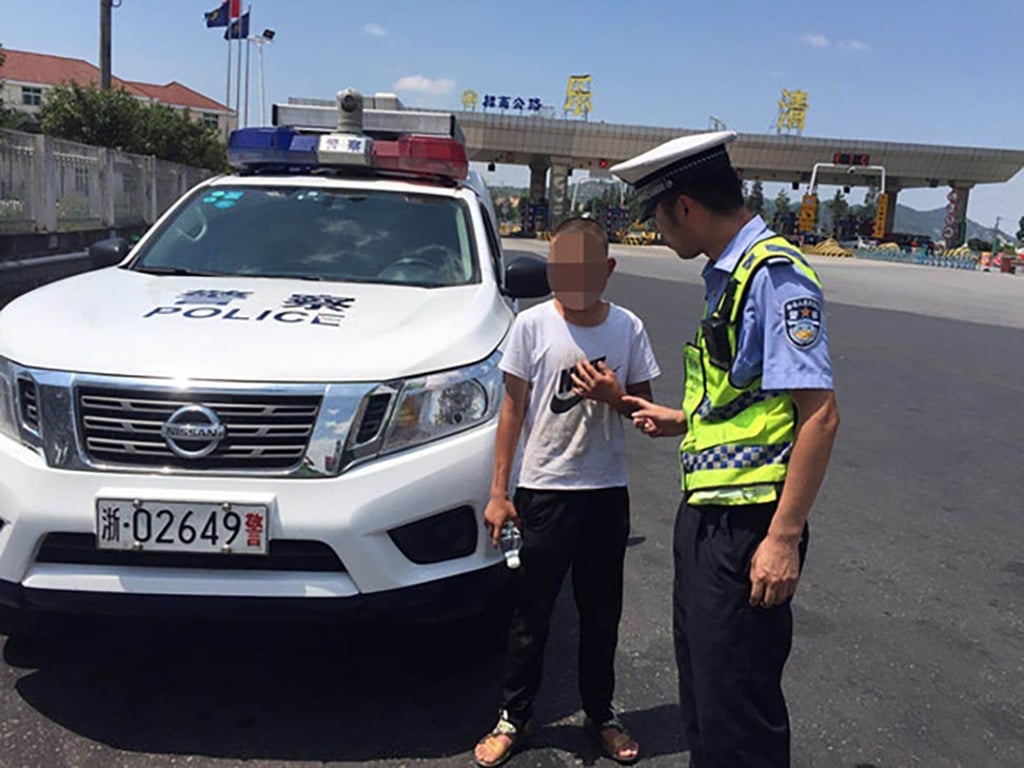 The boy was found wandering along a major road but was unable to tell police officers his name. Photo: Qq.com
