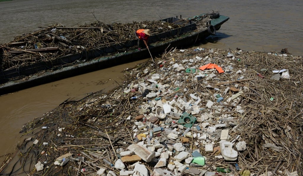 China needs more than 1 trillion yuan (US$147.4 billion) to build a massive network of waste water pipelines to reduce heavy pollution in urban rivers, the environment ministry said. Photo: Reuters