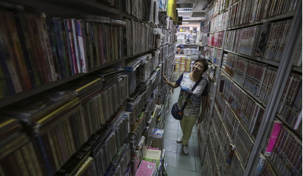 Leung visits a book shop during the walking tour. Photo: Felix Wong