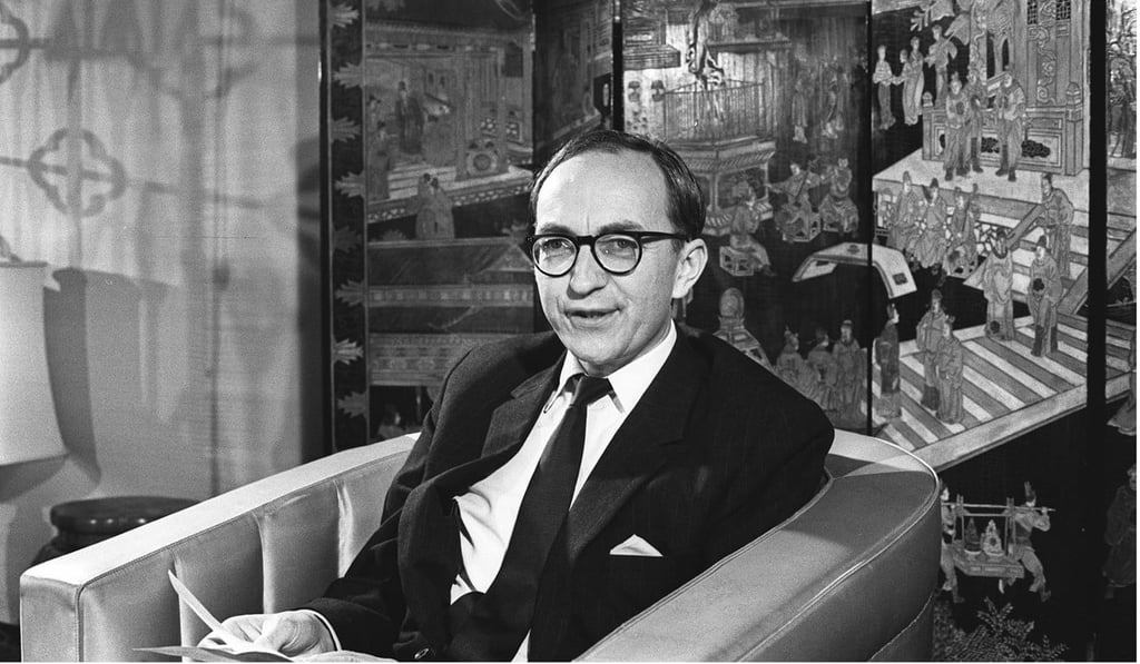 Percy Cradock was forced to bow before a statue of Chairman Mao in the 1967 attack on the British mission. Photo: Chu Ming-hoi