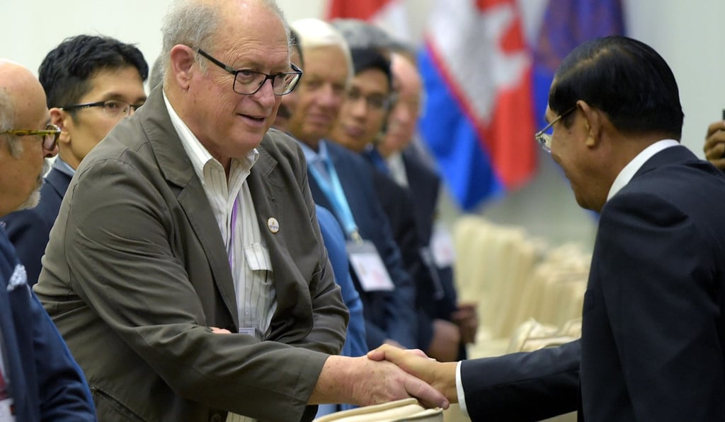 Hun Sen shakes hands with a foreign observer during the meeting at the Peace Palace on July 28, 2018. Photo: AFP Hun Sen shakes hands with a foreign observer during the meeting at the Peace Palace on July 28, 2018. Photo: AFP