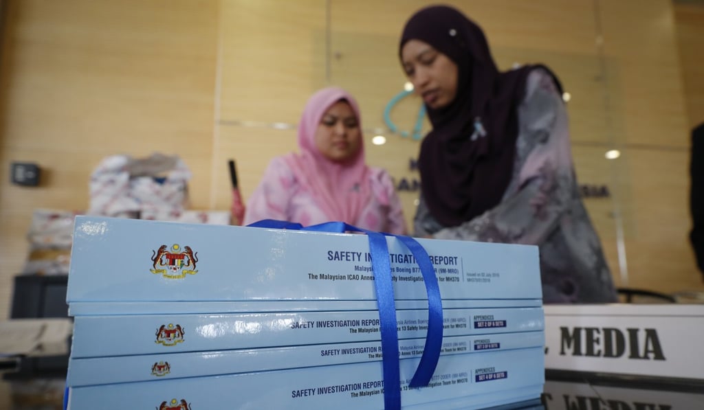 Staff arrange copies of the final investigation report on missing flight MH370 in Putrajaya, on Monday, July 30, 2018. Photo: AP Staff arrange copies of the final investigation report on missing flight MH370 in Putrajaya, on Monday, July 30, 2018. Photo: AP