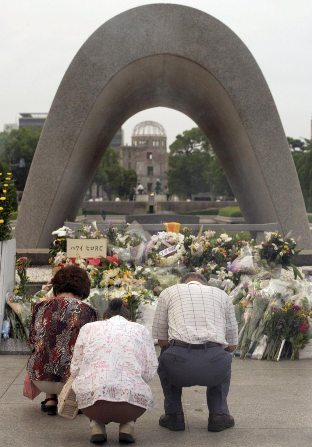 Mourners at the Peace Memorial Park in Hiroshima. Photo: EPA
