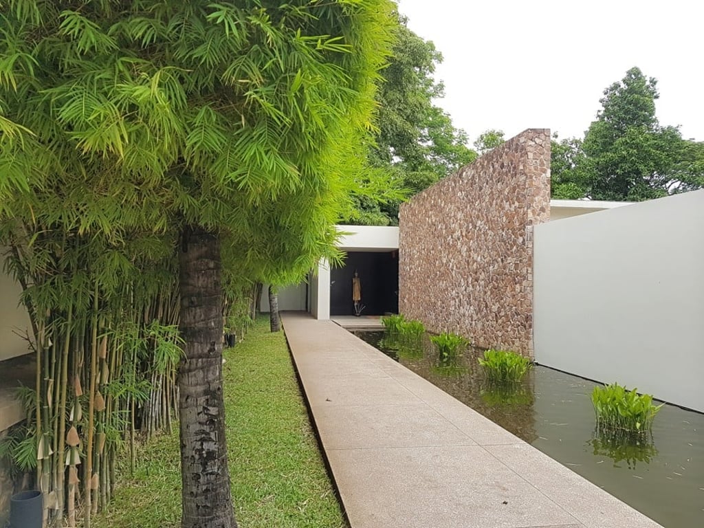Once the guest house of King Norodom Sihanouk, Amansara boasts large private courtyards. Once the guest house of King Norodom Sihanouk, Amansara boasts large private courtyards.