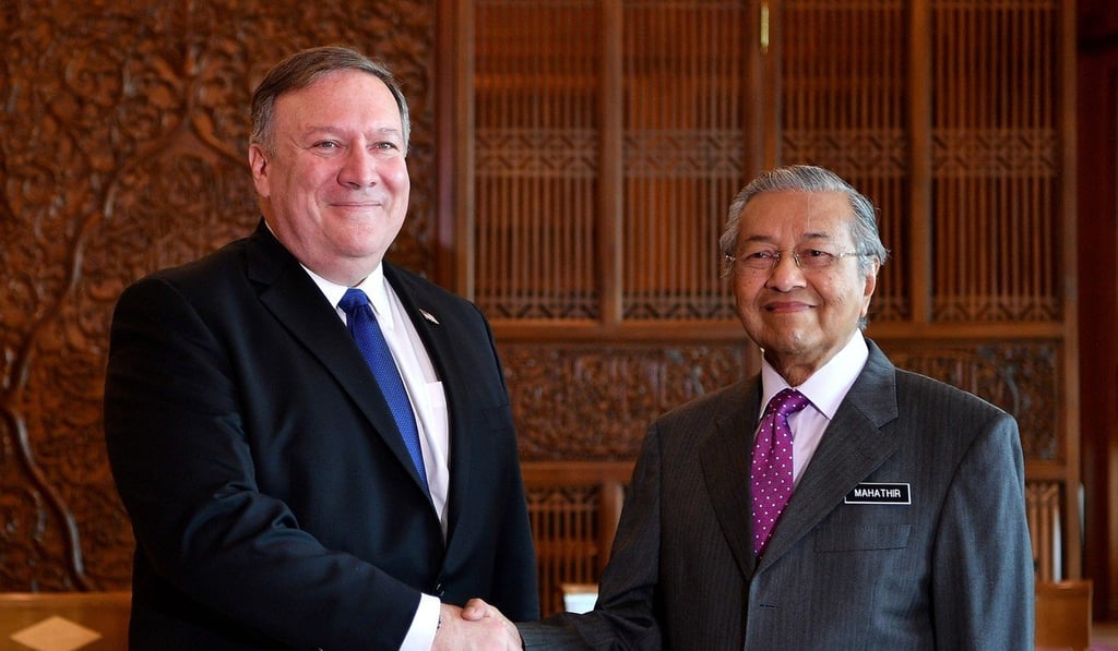 Malaysian Prime Minister Mahathir Mohamad shakes hands with US Secretary of State Mike Pompeo. Photo: AFP
