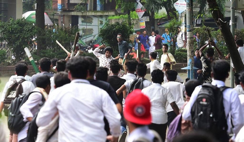 Bangladeshi students clash with an unidentified man during a student protest in Dhaka on August 4, 2018. Photo: AFP Bangladeshi students clash with an unidentified man during a student protest in Dhaka on August 4, 2018. Photo: AFP
