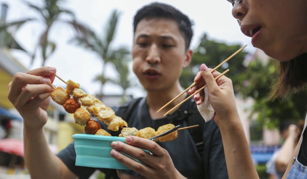 The campaign runs every weekend in August and provides 4,000 reusable food containers for free. Photo: Xiaomei Chen