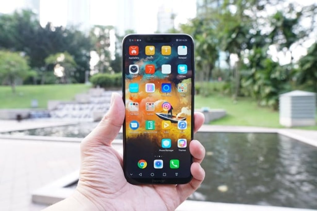 The Honor Play’s 6.3-inch LCD display. Photo: Ben Sin