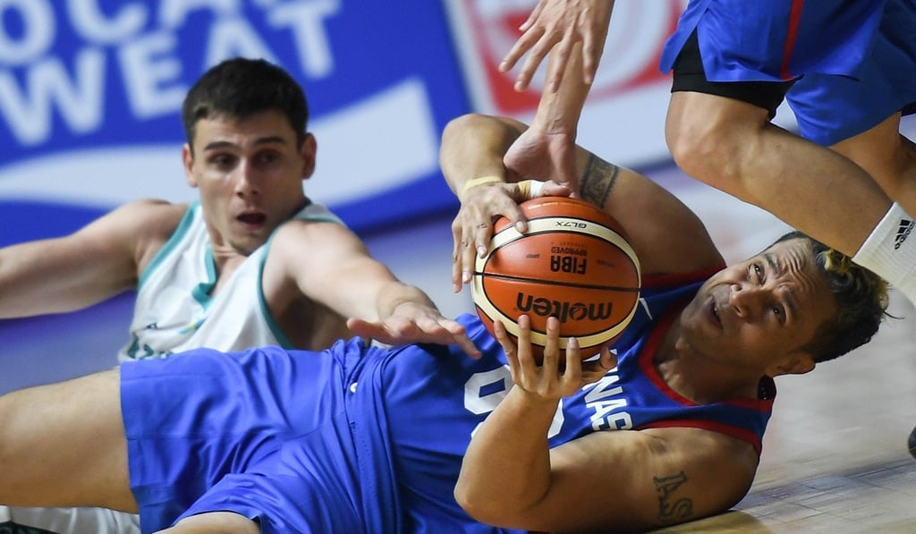 Asi Taulava of the Philippines plays fro the floor against Kazakhstan. Photo: Xinhua
