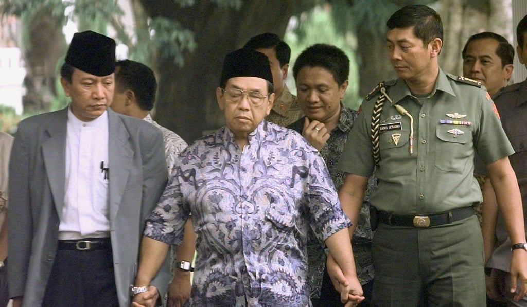 During his tenure from 1999 to 2001, Indonesian President Abdurrahman Wahid (centre) ended Suharto’s anti-Chinese policy. Photo: AP During his tenure from 1999 to 2001, Indonesian President Abdurrahman Wahid (centre) ended Suharto’s anti-Chinese policy. Photo: AP