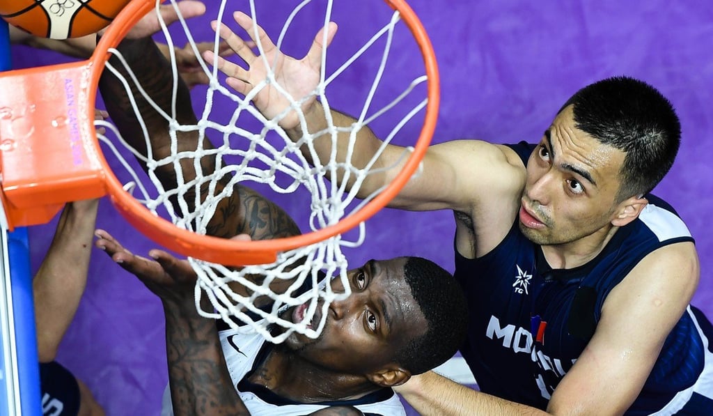 Ricardo Ratliffe tries to score from under the basket. Photo: Xinhua Ricardo Ratliffe tries to score from under the basket. Photo: Xinhua