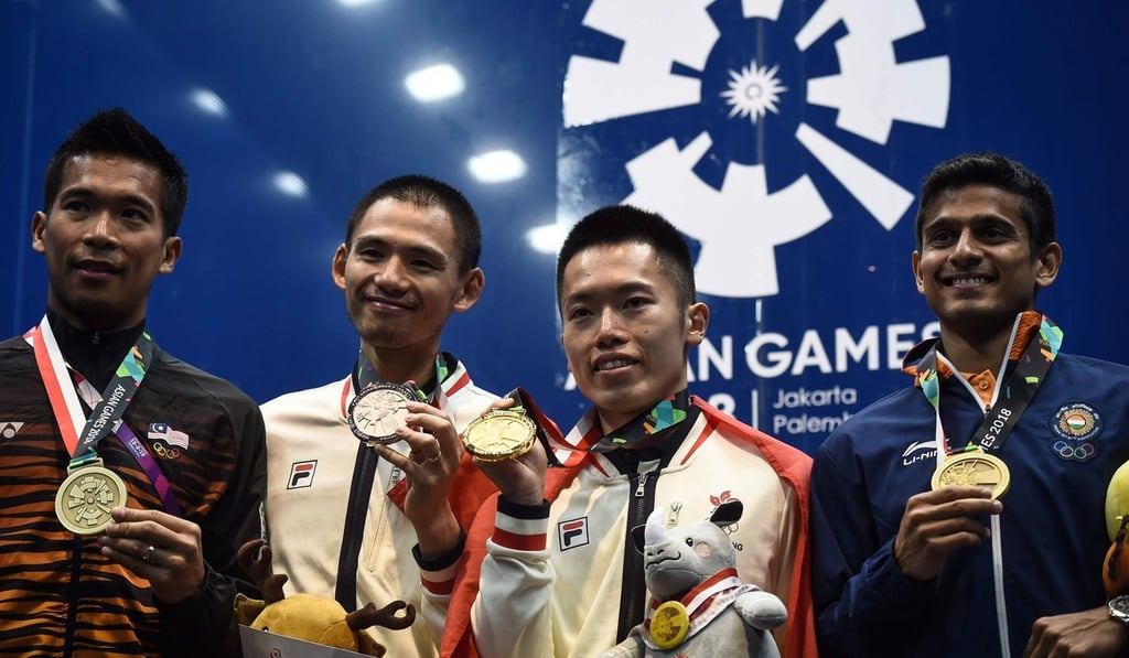 Leo Au (second right) and Max Lee with bronze medallists, Saurav Ghosal (right), of India, and Malaysia’s Mohd Adnan (left). Photo: AFP