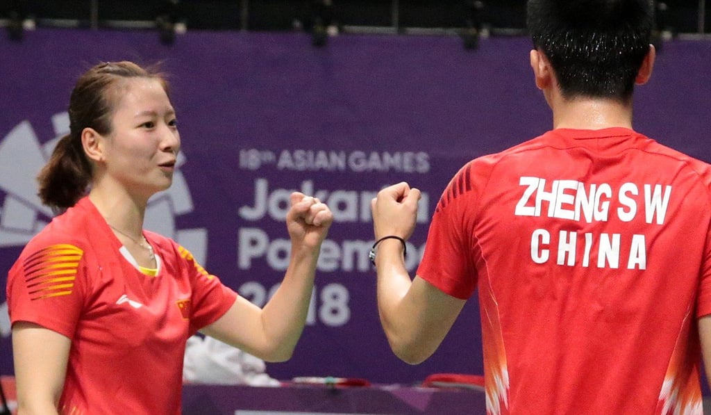 Huang Yaqiong (left) and Zheng Siwei. Photo: EPA