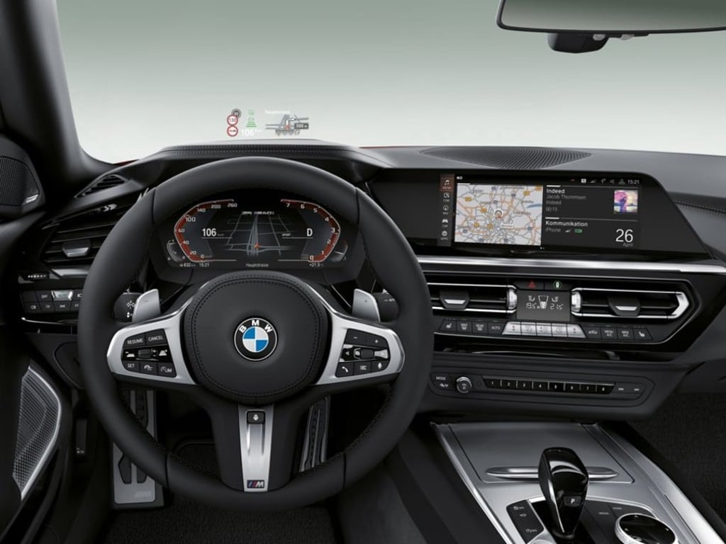 The roadster will feature a head-up display and a LiveCockpit Professional setup blending the iDrive infotainment system with a new digital instrument cluster, in Vernasca black leather trim.
