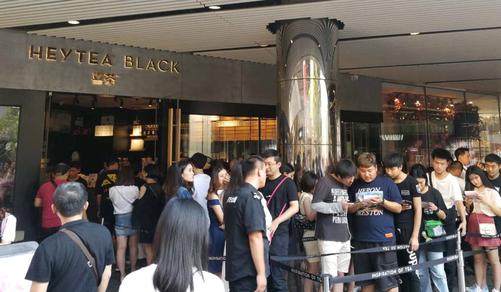People queue up outside Heytea at Taikoo Li Sanlitun in Beijing. Photo: Zheng Yangpeng