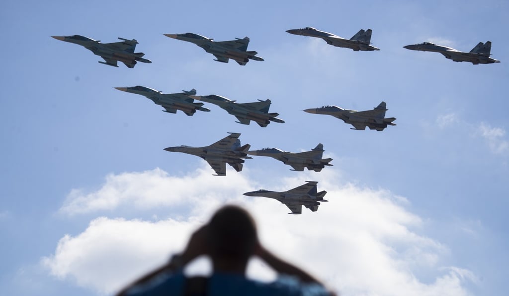 This file photo taken on August 12, 2017, shows a man watching Russian military jets performing in Alabino, outside Moscow, Russia. Photo: AP
