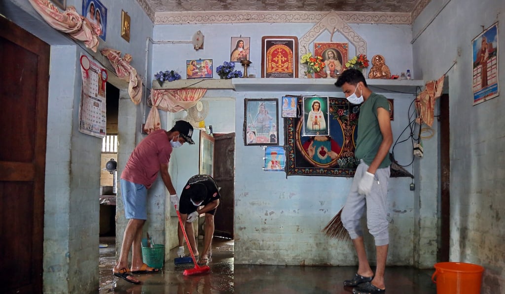 Volunteers clean a flood-hit home following floods in Kuttanad, in Alappuzha district of Kerala on August 28. Photo: Reuters