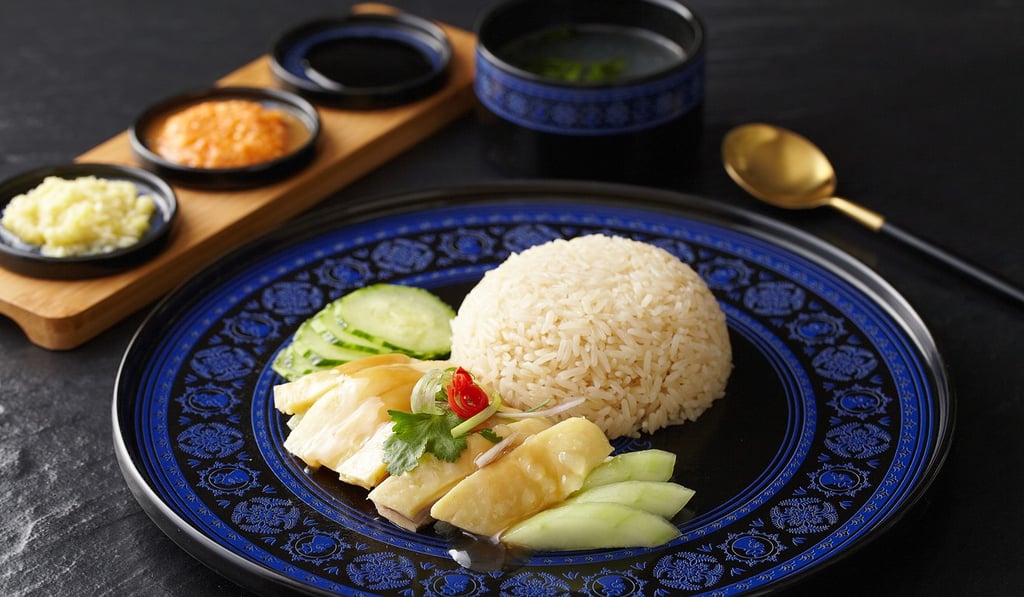 Tian Tian Hainanese Chicken Rice’s signature dish. In the evening, this concept transforms into a buzzing restaurant.