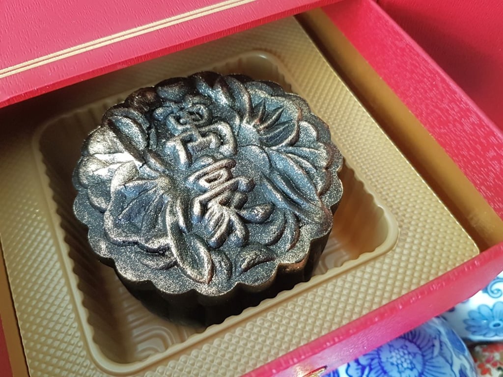 Mooncake from Wan Hao, Marriott Singapore Tang Plaza. this year, the chef has come up with fillings like cempedak paste with pumpkin seed and lotus seed paste with chrysanthemum, mixed grains and Serrano ham.
