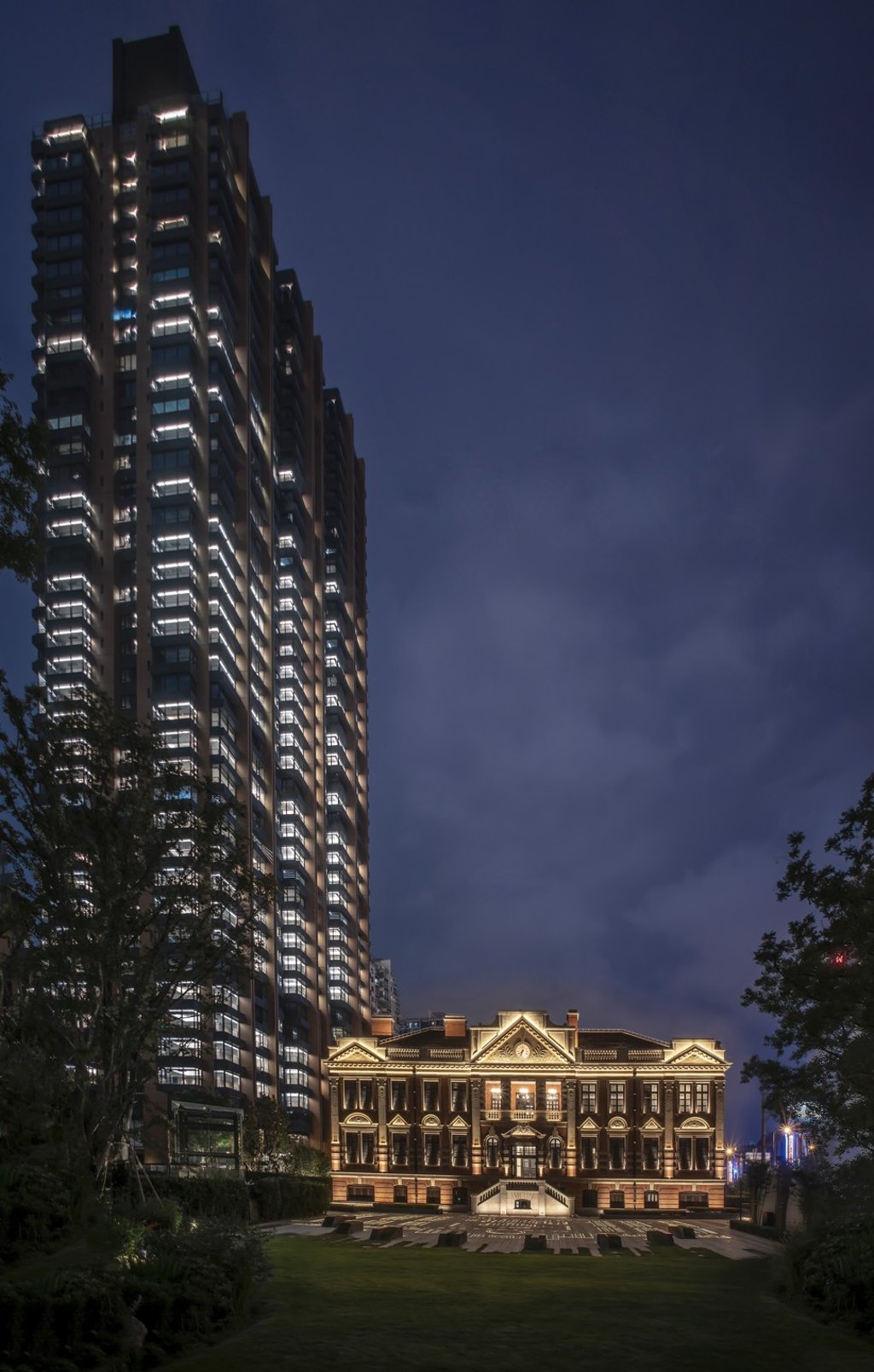 Bulgari Hotel Shanghai combines a 48-floor tower, a restored Chamber of Commerce Shanghai building (completed in 1916) and lush gardens which surround the whole area. Bulgari Hotel Shanghai combines a 48-floor tower, a restored Chamber of Commerce Shanghai building (completed in 1916) and lush gardens which surround the whole area.