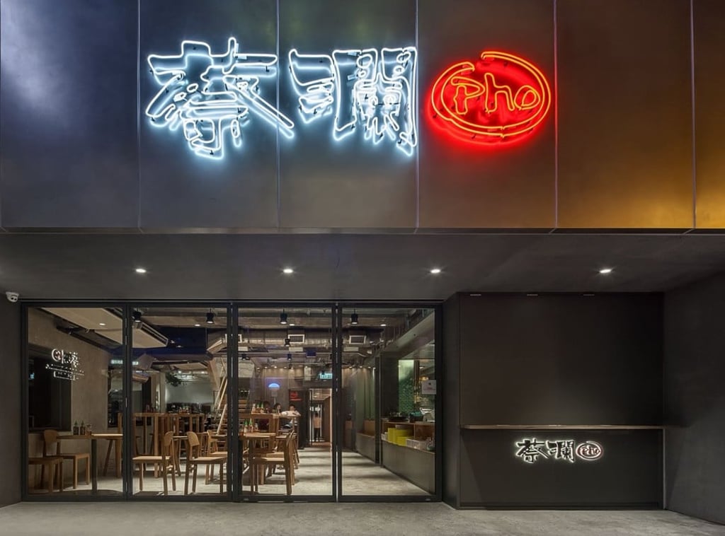 Situated on Wellington Street, Chua Lam Pho is designed by Japanese architect Jo Nagasaka in a minimalistic style.